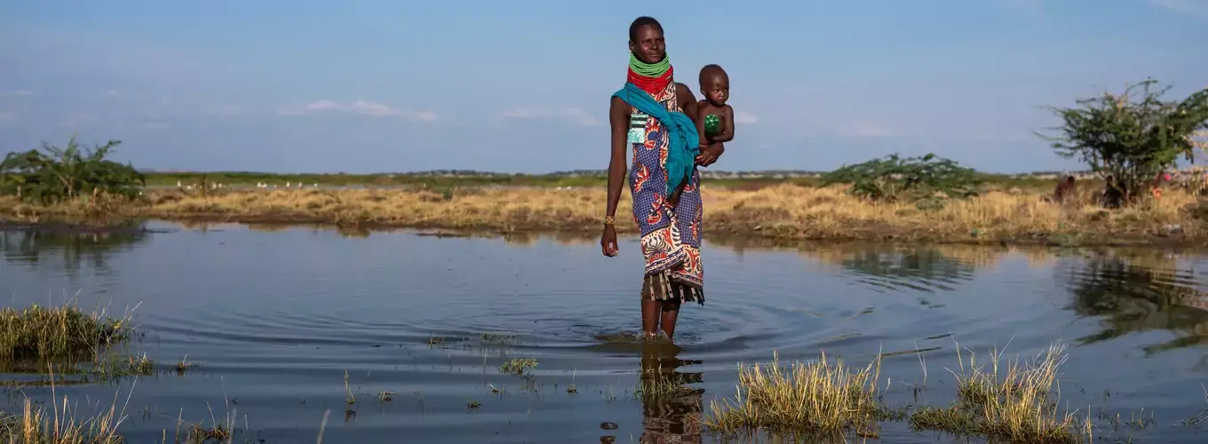 Kenya is increasingly impacted by the climate crisis. Rebecca Akamasi and her child Akal live on the shores of Lake Turkana, which is at risk of drying up, threatening the livelihoods of over300,000 people. Photo: UNICEF/ Sobecki VII