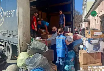 The Ukraine Humanitarian Fund (UHF) partner NGO Proliska loads a humanitarian convoy consisting of food, hygiene items, bedding. 