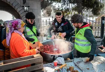 11 February, Kahramanmaraş. At the Marash Fair Centre, volunteers distributed hot food to people displaced by the earthquake. UNOCHA/Matteo Minasi