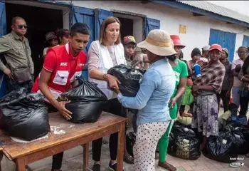 Distribution of school kit and food items to primary school students as part of the response to fires, September 2019. Photo: Kristel Michel/STAR