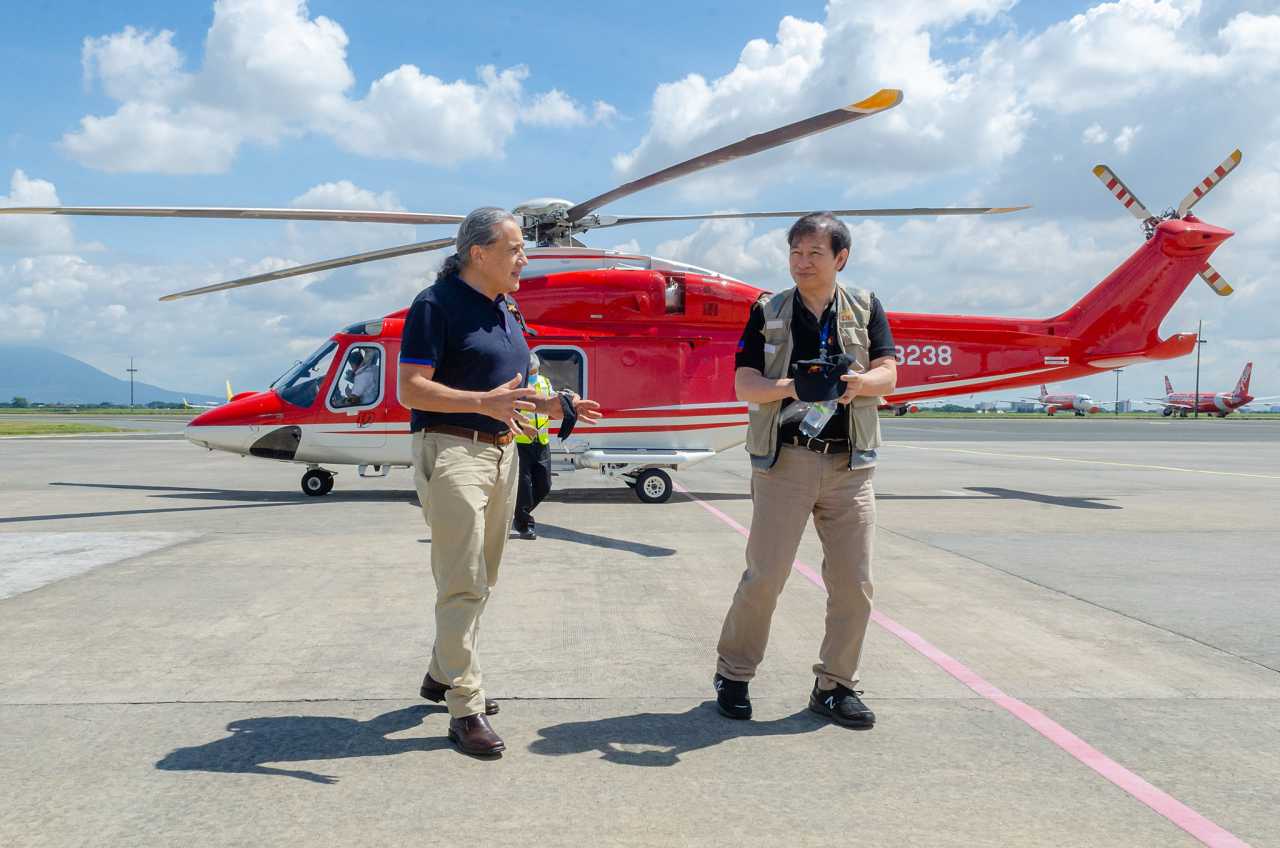 UN Resident Coordinator Gustavo González and PDRF President Butch Meily arrive at Clark International Airport in Pampanga