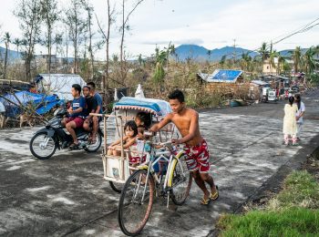 Residents of Barangay Baybay in Malinao, Albay, try to go back to normalcy, a week after Typhoon Goni destroyed most of their village. Photo : OCHA / Martin San Diego