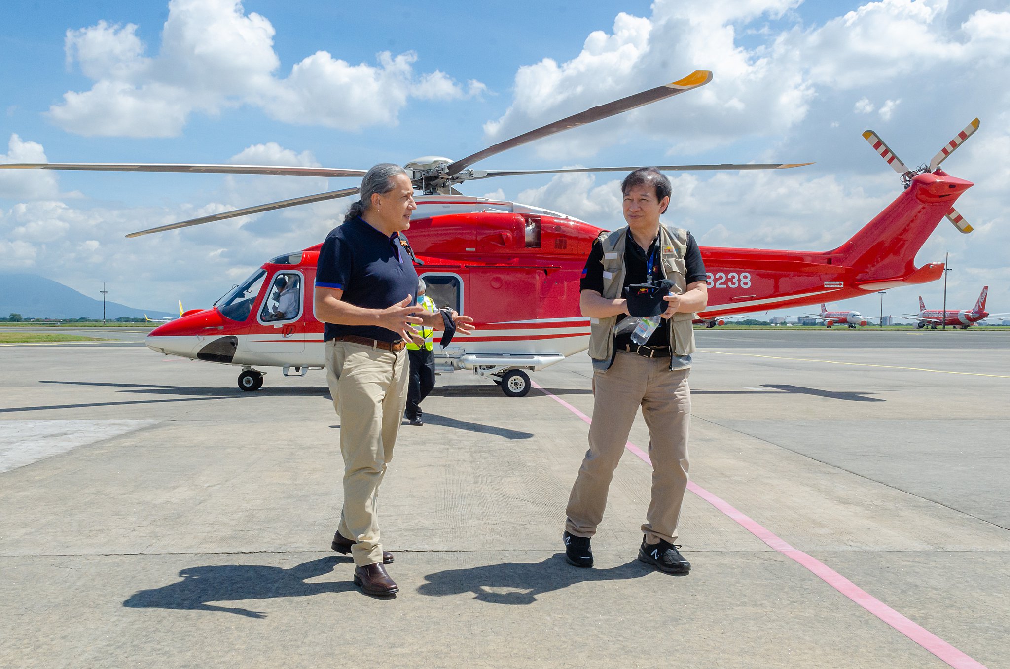 UN Resident Coordinator Gustavo González and PDRF President Butch Meily arrive at Clark International Airport in Pampanga, the Philippines. Photo Credit: OCHA