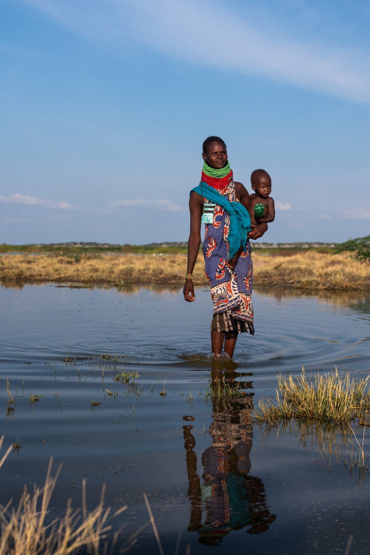 Kenya is increasingly impacted by the climate crisis. Rebecca Akamasi and her child Akal live on the shores of Lake Turkana, which is at risk of drying up, threatening the livelihoods of over300,000 people. Photo: UNICEF/ Sobecki VII
