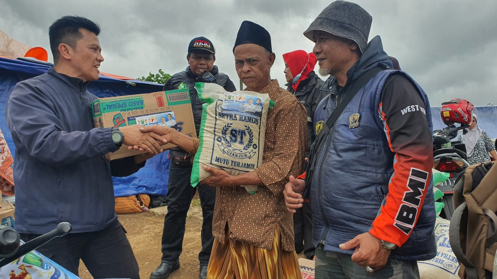 KADIN gives food assistance to people affected by earthquake in Indonesia