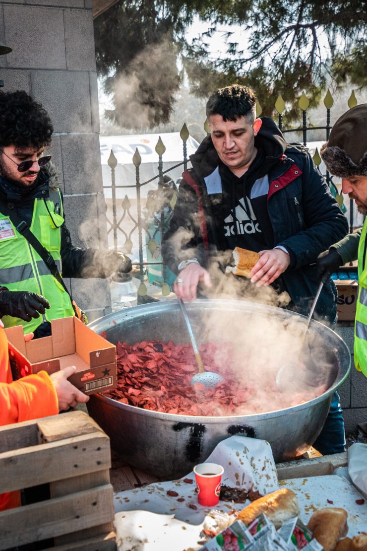 11 February, Kahramanmaraş. At the Marash Fair Centre, volunteers distributed hot food to people displaced by the earthquake. UNOCHA/Matteo Minasi