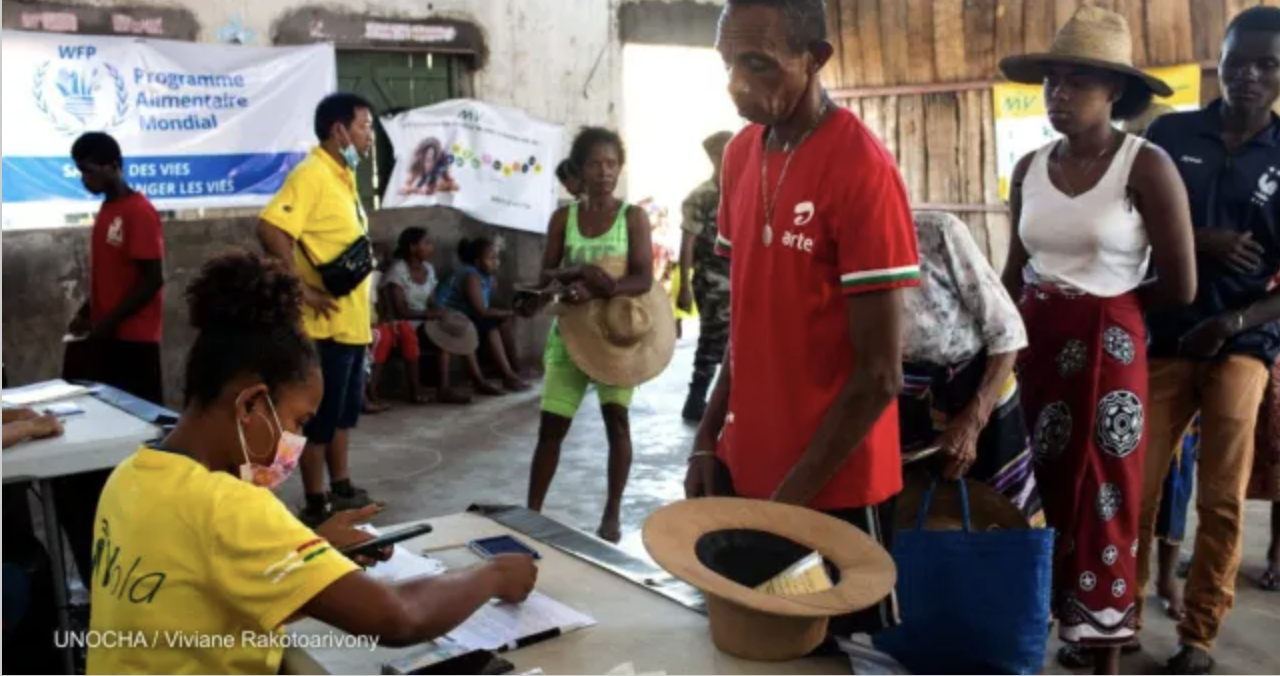 Members of the Madagascar Private Sector Humanitarian Platform join the humanitarian response to families affected by cyclones which hit the country in March 2022. Photo by: UNOCHA / Viviane Rakotoarivony