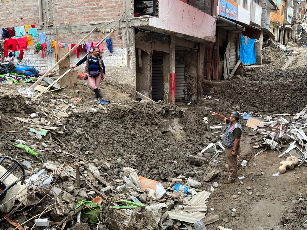 In the first trimester of 2023, heavy rainfall in the North and South of Peru caused flooding in cities such as Piura, Chiclayo, Talara Trujillo, and Arequipa, affecting thousands of people. The rains contributed to the dengue epidemic that followed. Hombro a Hombro, an OCHA/UNDP Connecting Business initiative Member Network, supported the Government in delivering humanitarian aid to affected communities and by offering training to municipalities for them to be better prepared to manage resources in response to the El Nino phenomenon. Photo: Hombro a Hombro”