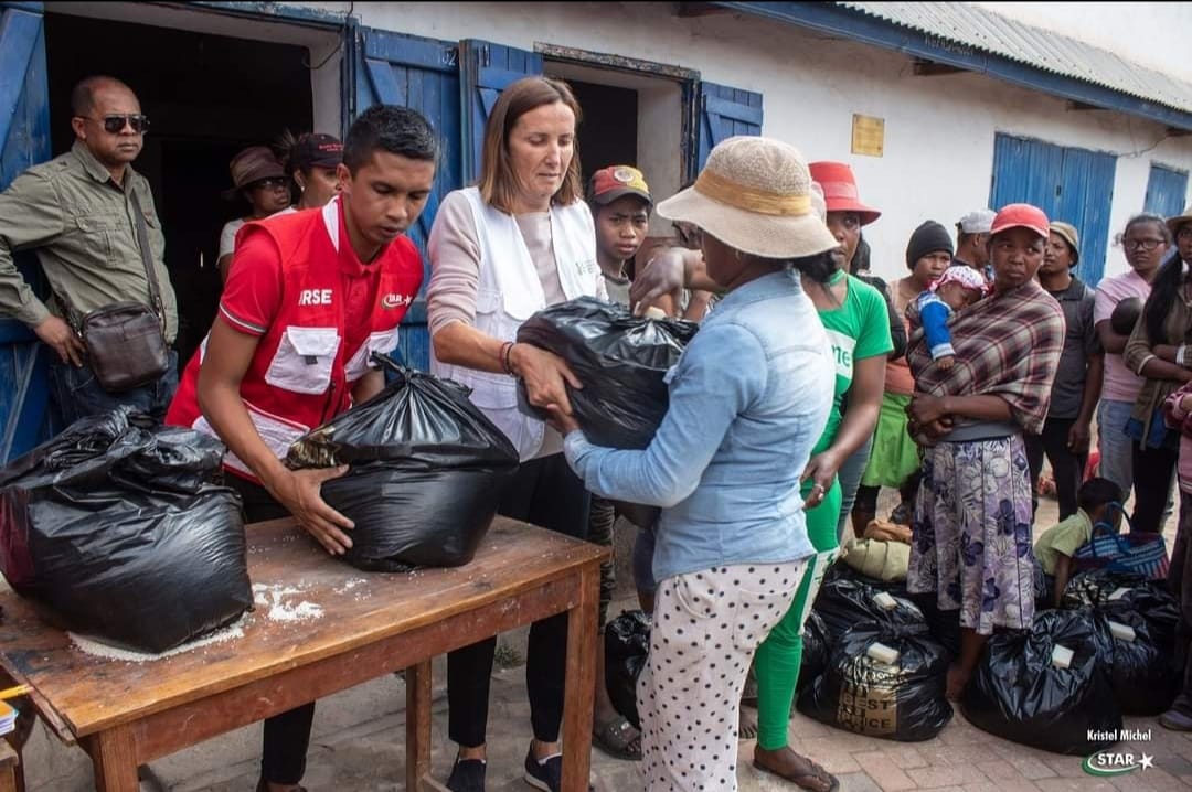 Distribution of school kit and food items to primary school students as part of the response to fires, September 2019. Photo: Kristel Michel/STAR