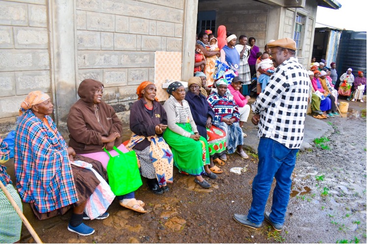 Caption: KEPSA Foundation’s worked with Chandaria foundation to provide food to people affected by the floods in settlement communities in Githurai and Njathaini in Nairobi. Photo: KEPSA