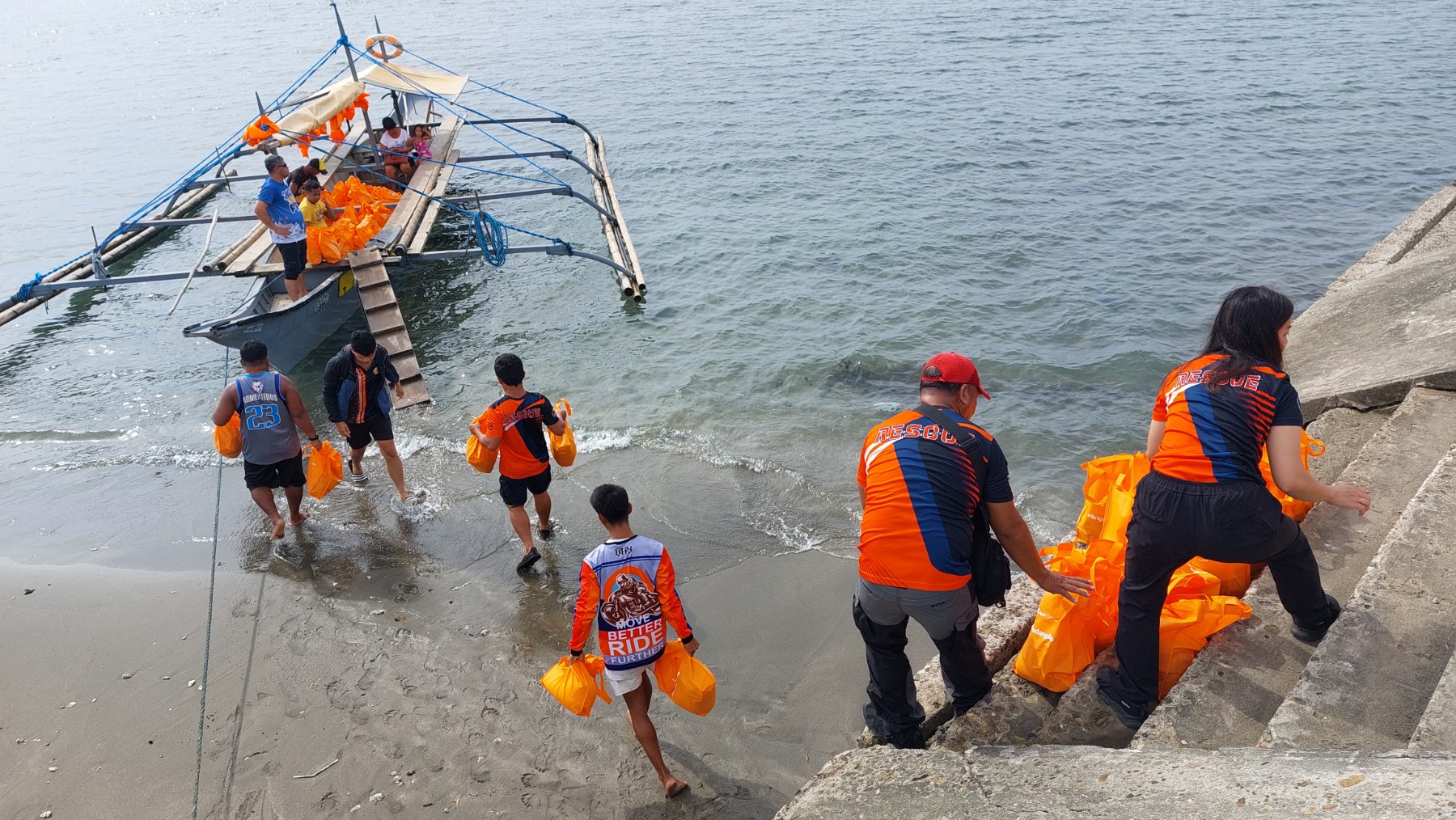 As part of the PDRF mobilization of private sector support for the response to Tropical Cyclones Trami and Kong-Rey, aid went out in trucks and boats to affected communities. Photo: Ayala Foundation via PDRF