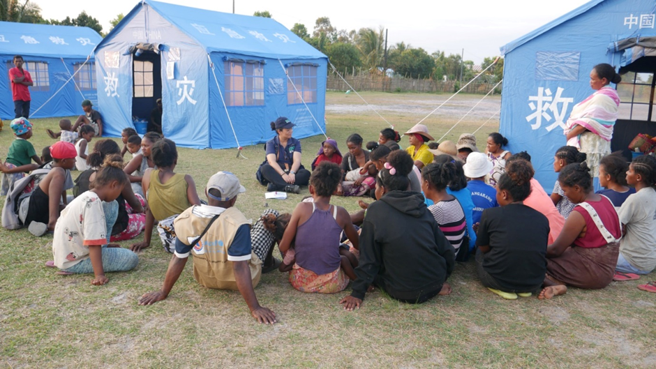 Seheno chairing a focus group with the women’s group participating in the cyclone anticipatory action simulation exercise in Tamatave, Madagascar