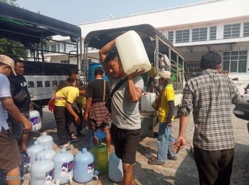 After the earthquakes that affected Myanmar, the Union of Myanmar Federation of Chambers of Comerce and Industry (UMFCCI) distributed water to affected families in Naypyitaw. Photo: UMFCCI