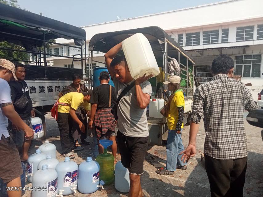 After the earthquakes that affected Myanmar, the Union of Myanmar Federation of Chambers of Comerce and Industry (UMFCCI) distributed water to affected families in Naypyitaw. Photo: UMFCCI