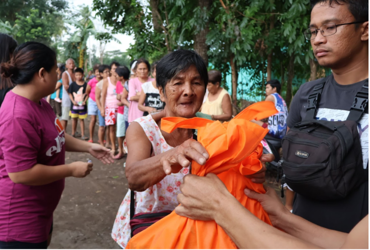 The Philippine Disaster Resilience Foundation (PDRF), the CBi Member Network in the Philippines, distributes relief items from Shell Pilipinas Corporation to families affected by Typhoon Kirstine in Bicol in 2024. Photo credit: PDRF.