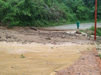 As a result of Hurricane Otis, flooding and landslides blocked of roads - in this case the way to Puerto Escondido. Photo: CENACED