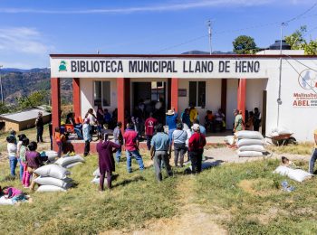 Communities such as Malinaltepec came together to receive maize and beans during response to Hurricane John. Photo: Colectivo Gusanos de la Memoria via CENACED