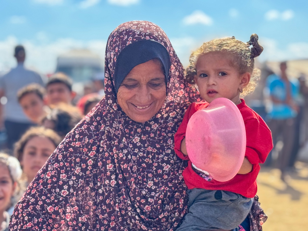 Gaza, Deir al Balah, October 2025. Displaced families in Deir al Balah are queuing for a hot meal distribution at a community kitchen run by IHH Humanitarian Relief Foundation, a Turkish NGO and food security cluster partner. Photo: UNOCHA/ Olga Cherevko