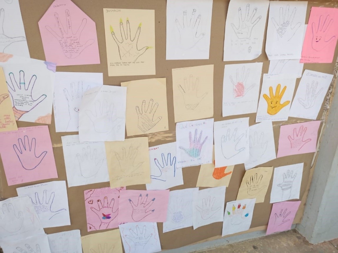 In one of the neighbourhoods of Acapulco affected by Hurricane Otis in 2023, workshops offered by CENACED and AVSI México A.C. focused on mental health created safe spaces for participants to recognize emotions. Photo: AVSI México A.C.