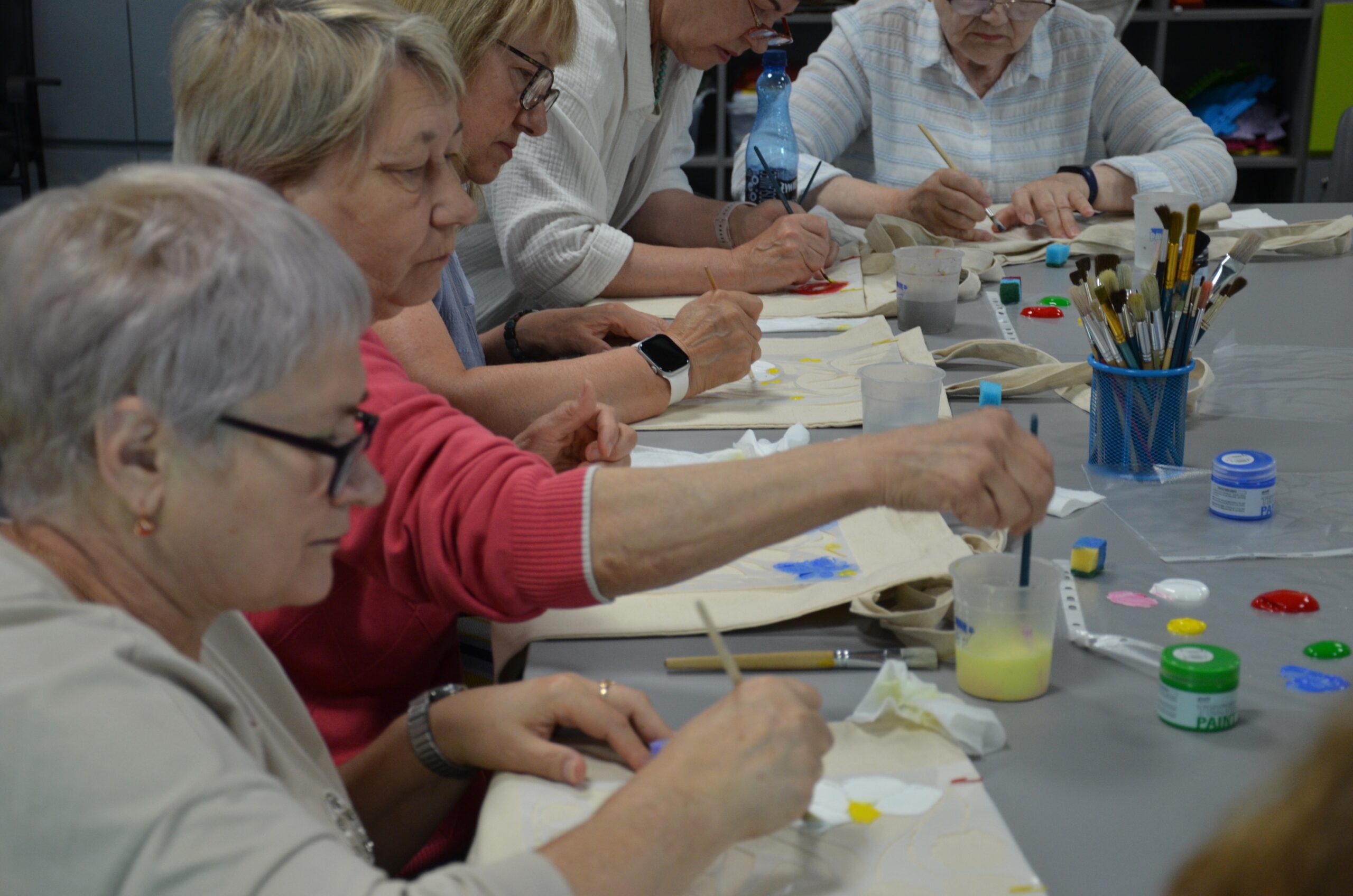 Ukrainian women participate in an art class at Zustricz Foundation. Zustricz Foundation provides activities that support Ukrainian refugees’ adaptation and integration in Poland. Photo credit: CDP